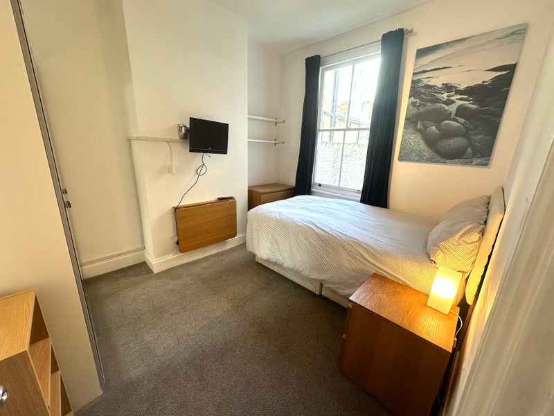 Room Mellish Street in Greater London