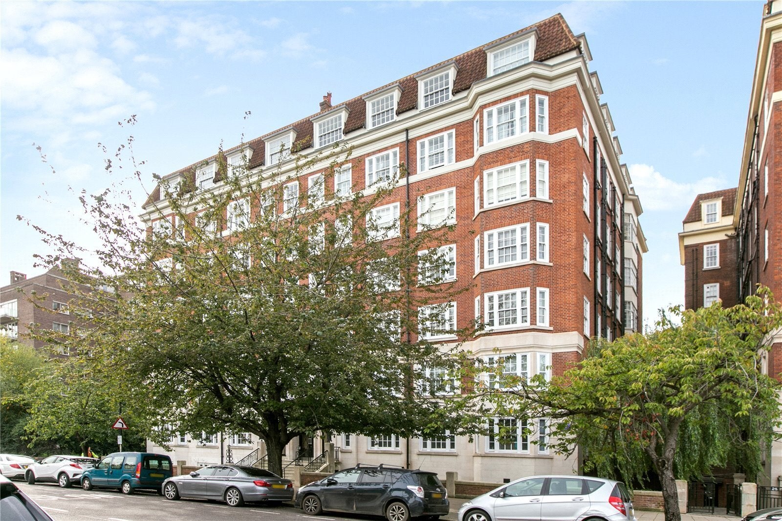 Flat Warwick Gardens in Greater London