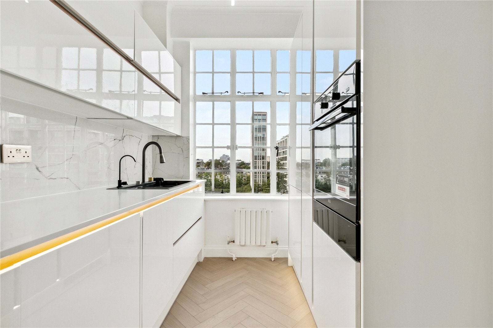 Flat Warwick Gardens in Greater London