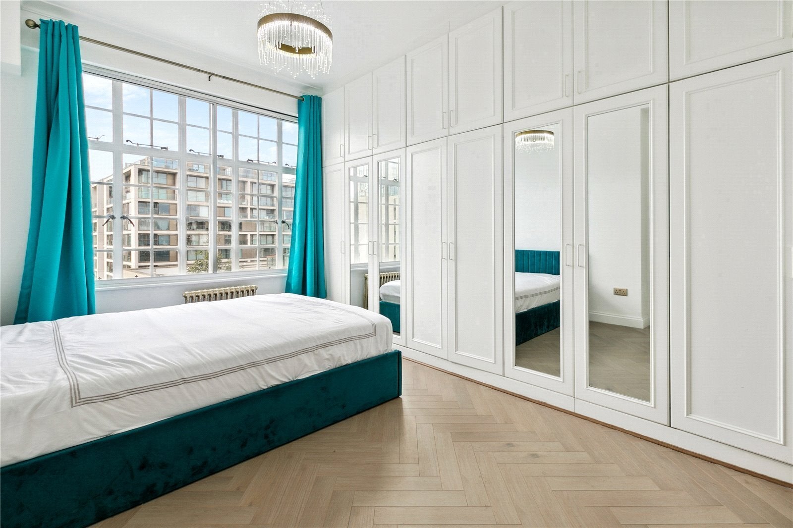 Flat Warwick Gardens in Greater London