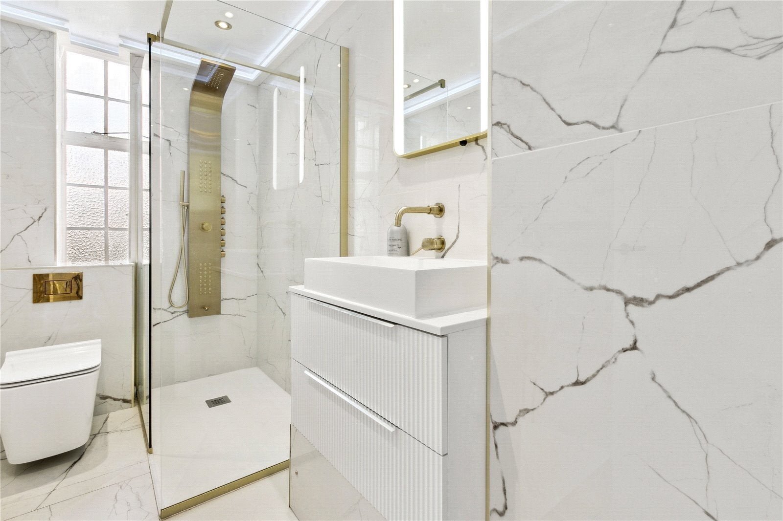 Flat Warwick Gardens in Greater London