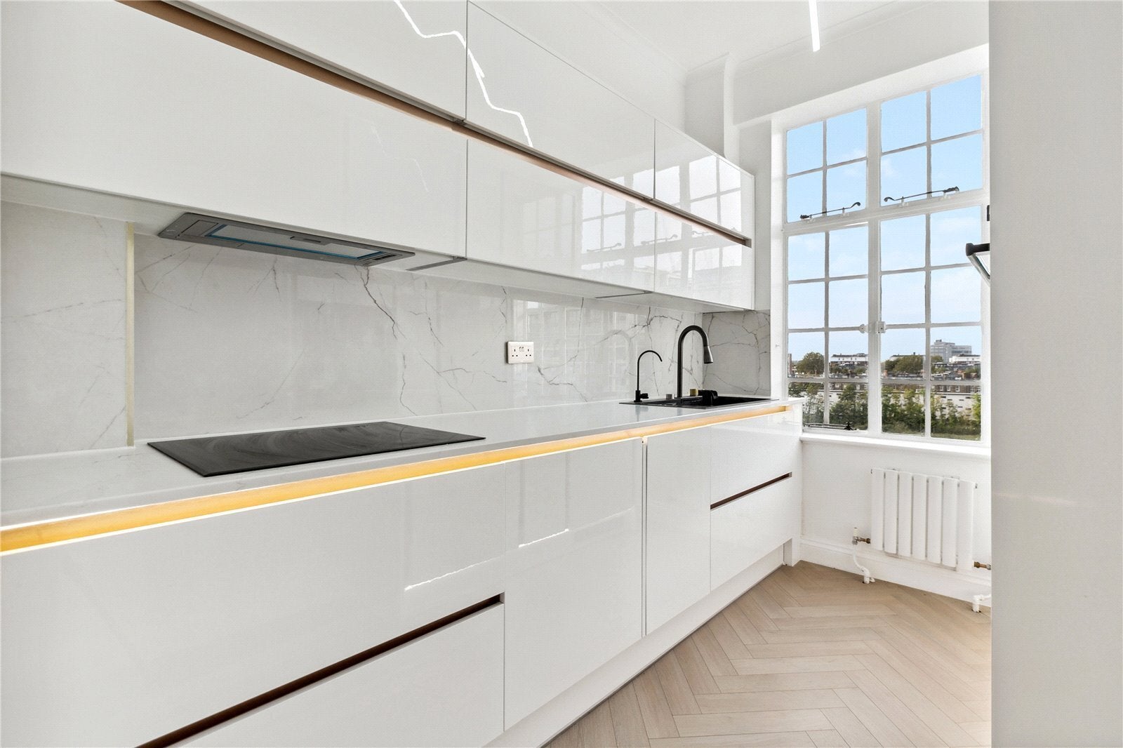 Flat Warwick Gardens in Greater London