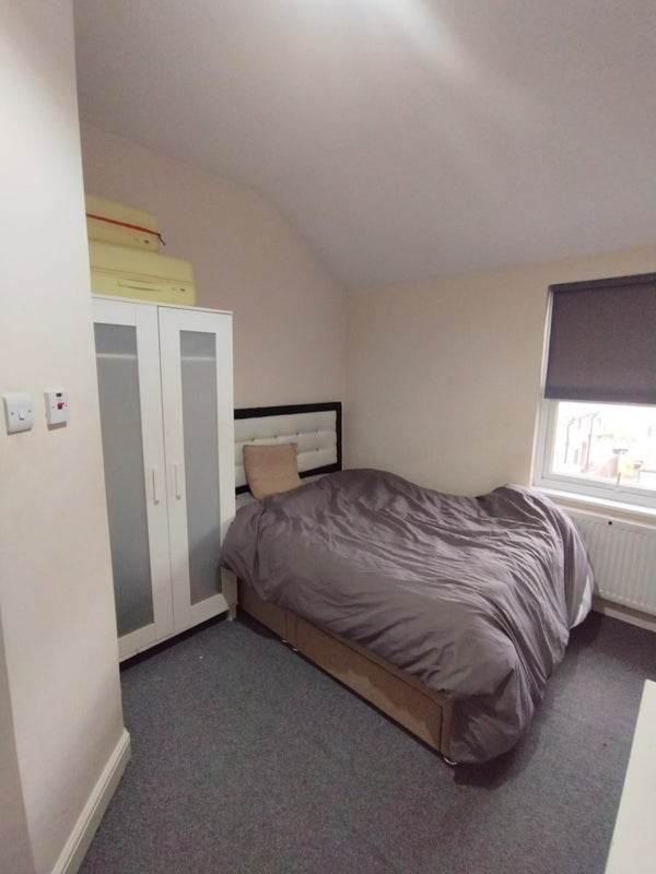 Room Monks Road in Coventry