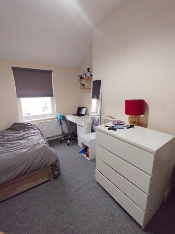 Room Monks Road in Coventry