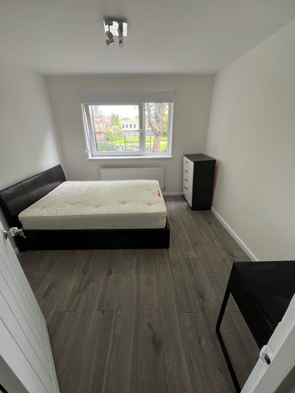 Room Patrick Connolly Gardens in Greater London