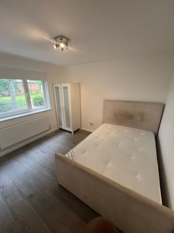 Room Patrick Connolly Gardens in Greater London