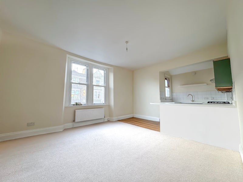 Flat Brigstocke Road in Bristol