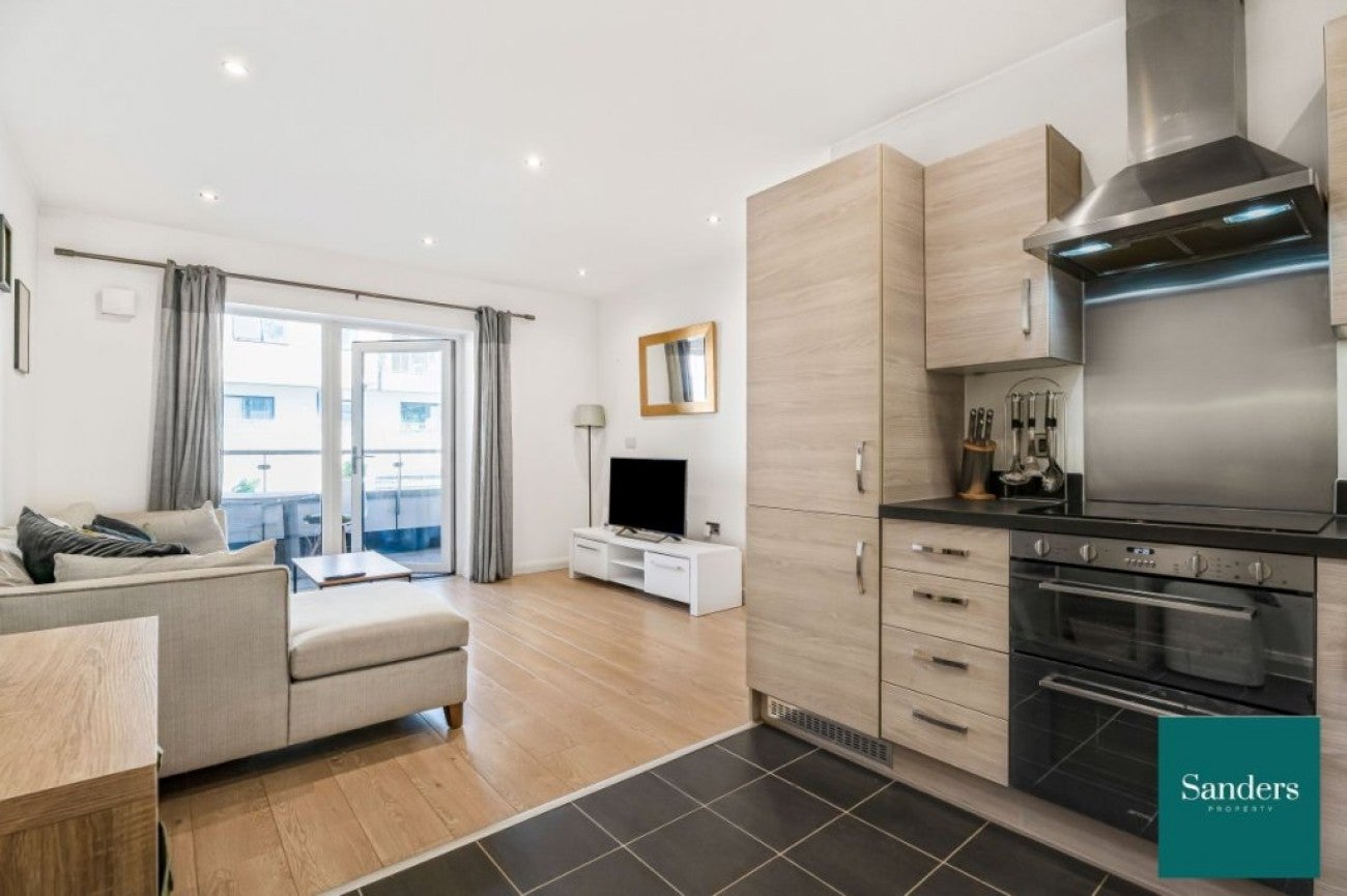 Flat Thornbury Way in Greater London