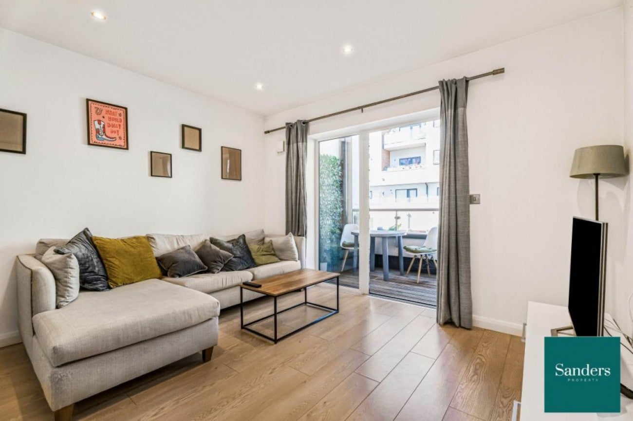 Flat Thornbury Way in Greater London