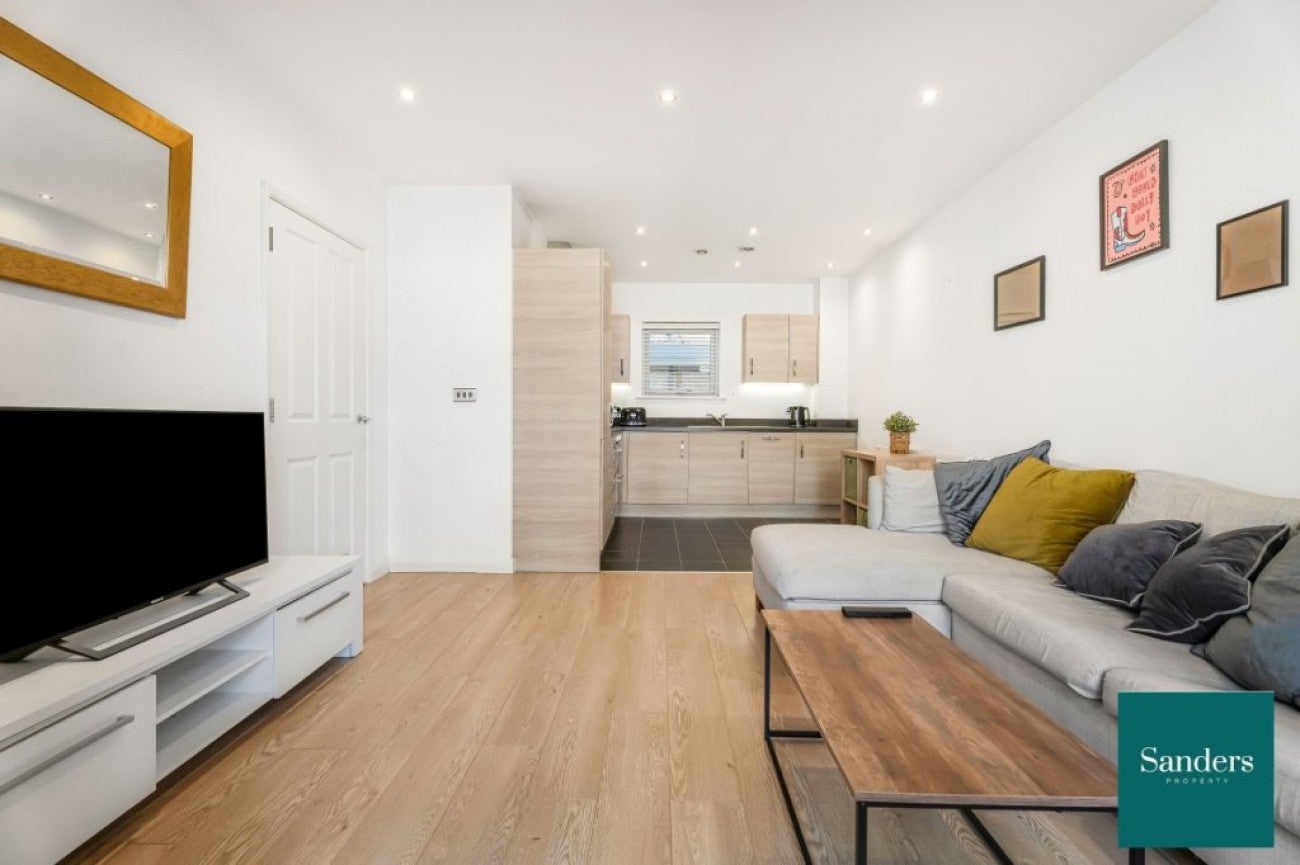 Flat Thornbury Way in Greater London