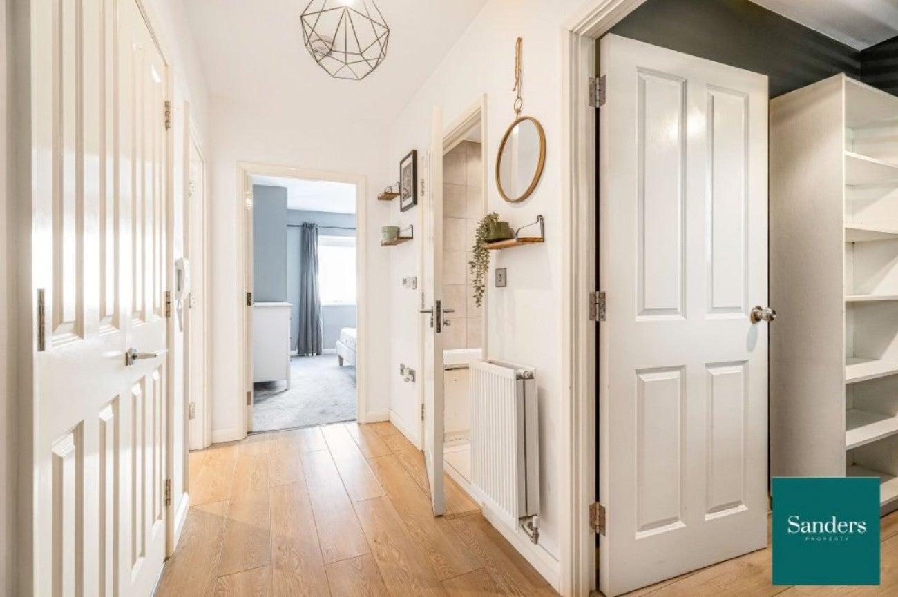 Flat Thornbury Way in Greater London