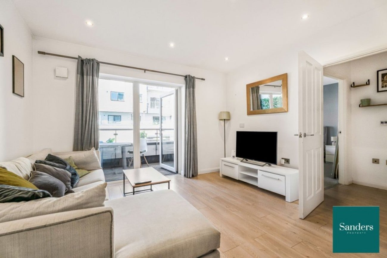 Flat Thornbury Way in Greater London