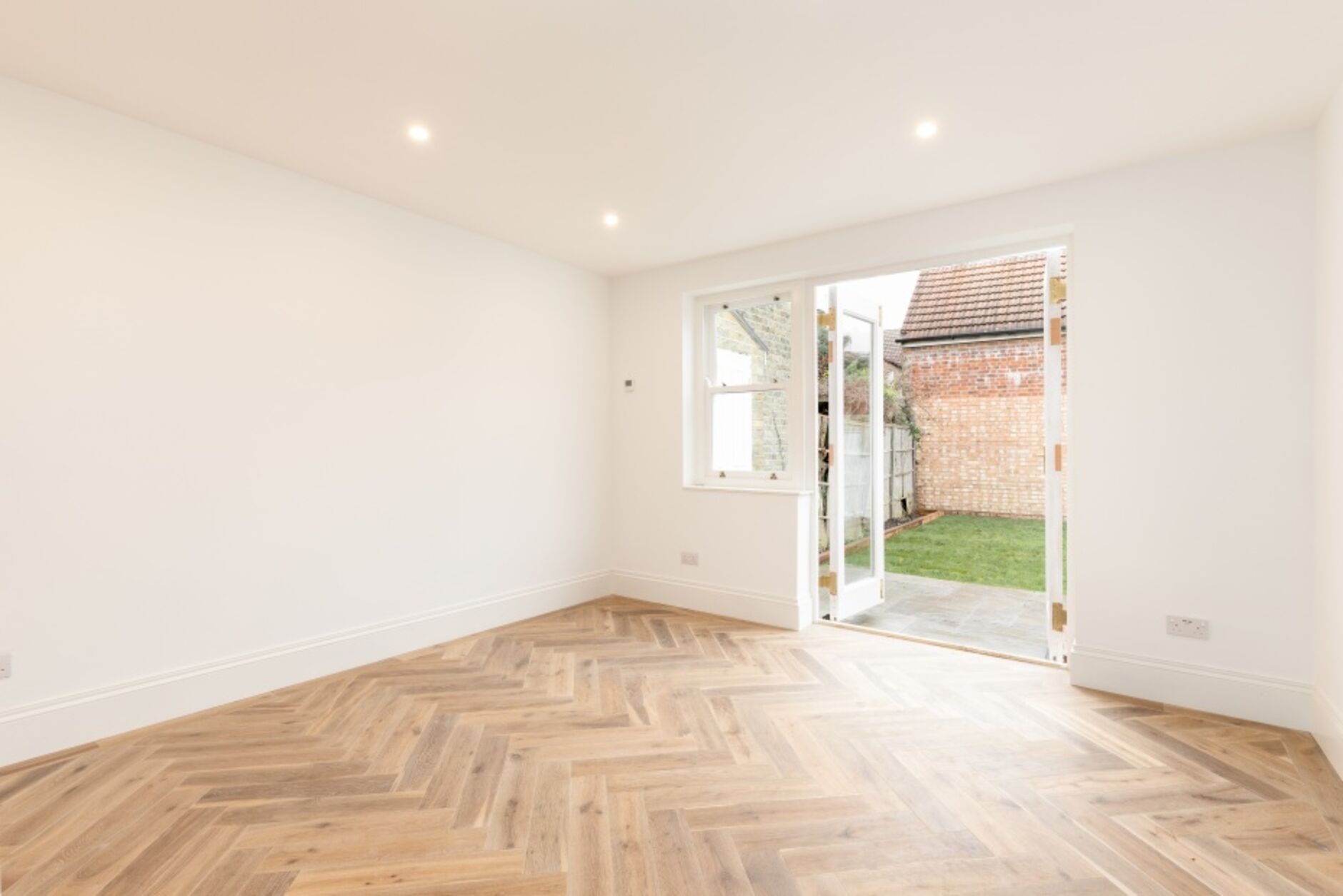 Flat Jeddo Road in Greater London