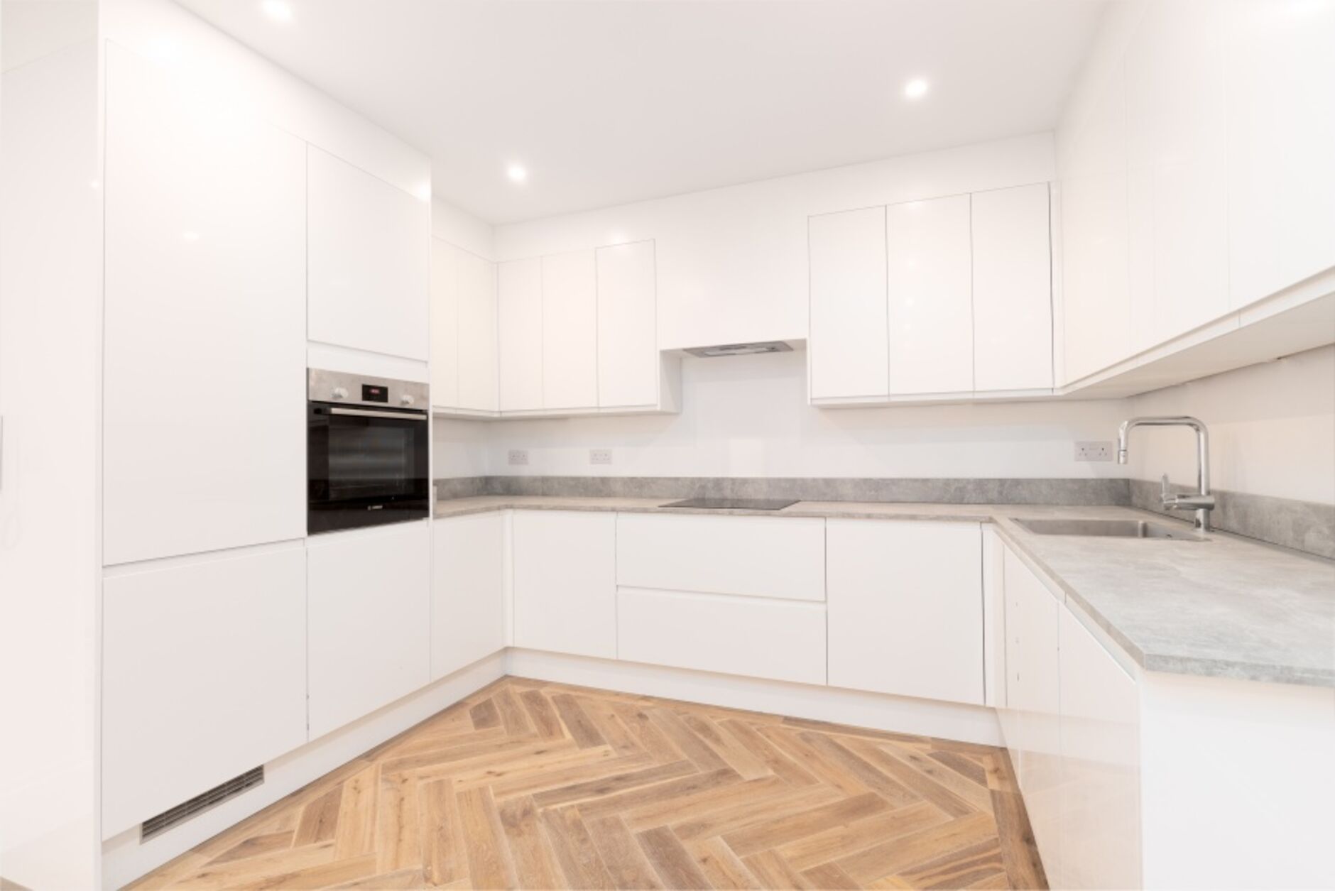 Flat Jeddo Road in Greater London