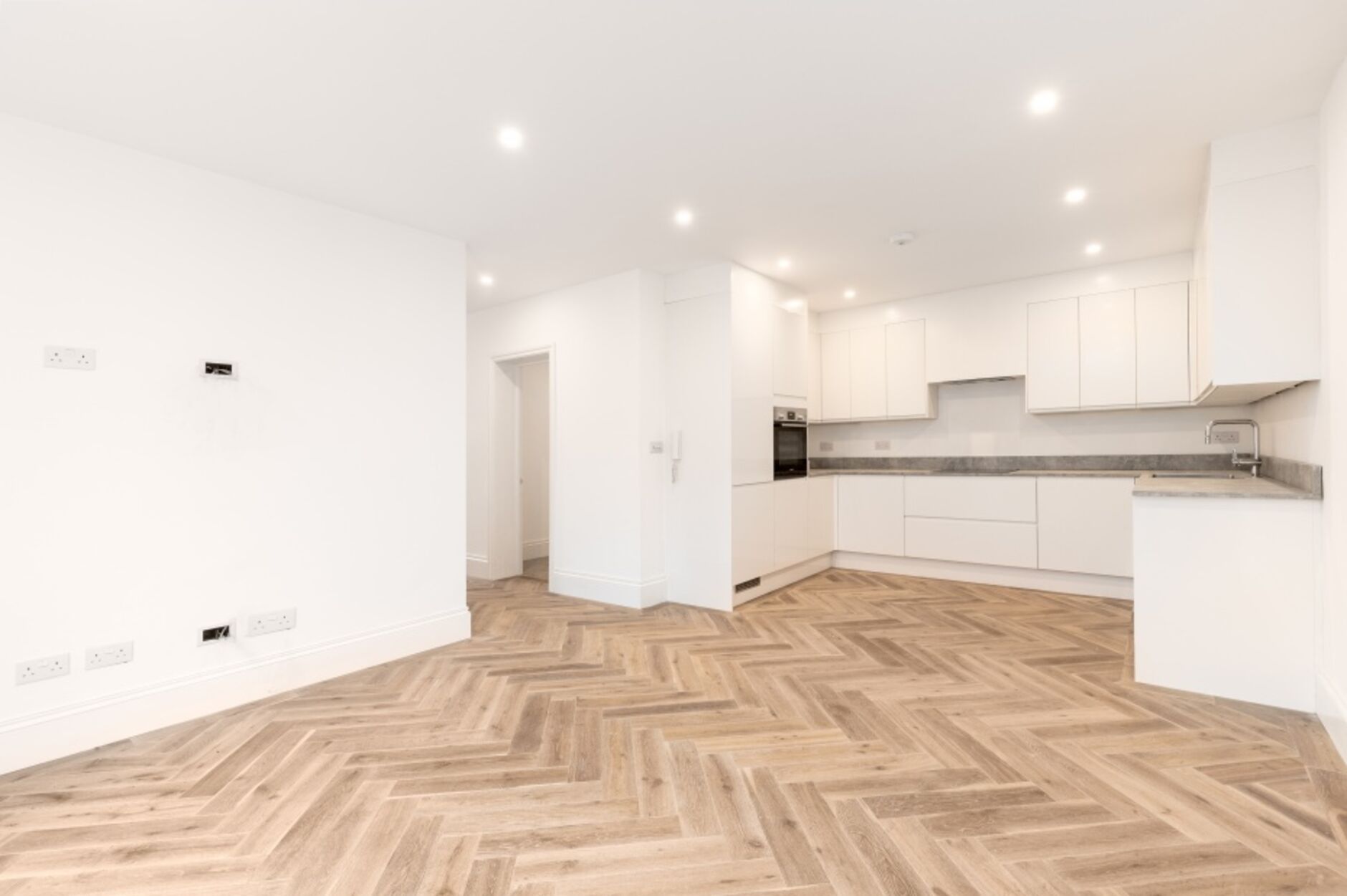 Flat Jeddo Road in Greater London
