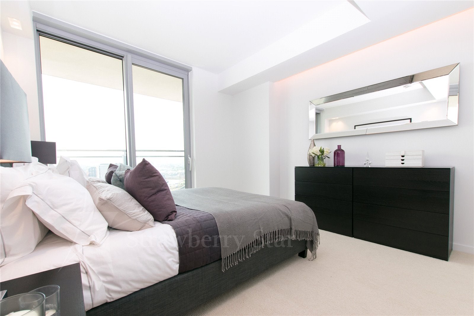 Flat Silvertown Way in Greater London