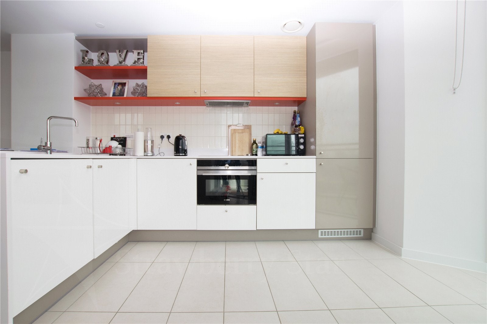 Flat Silvertown Way in Greater London