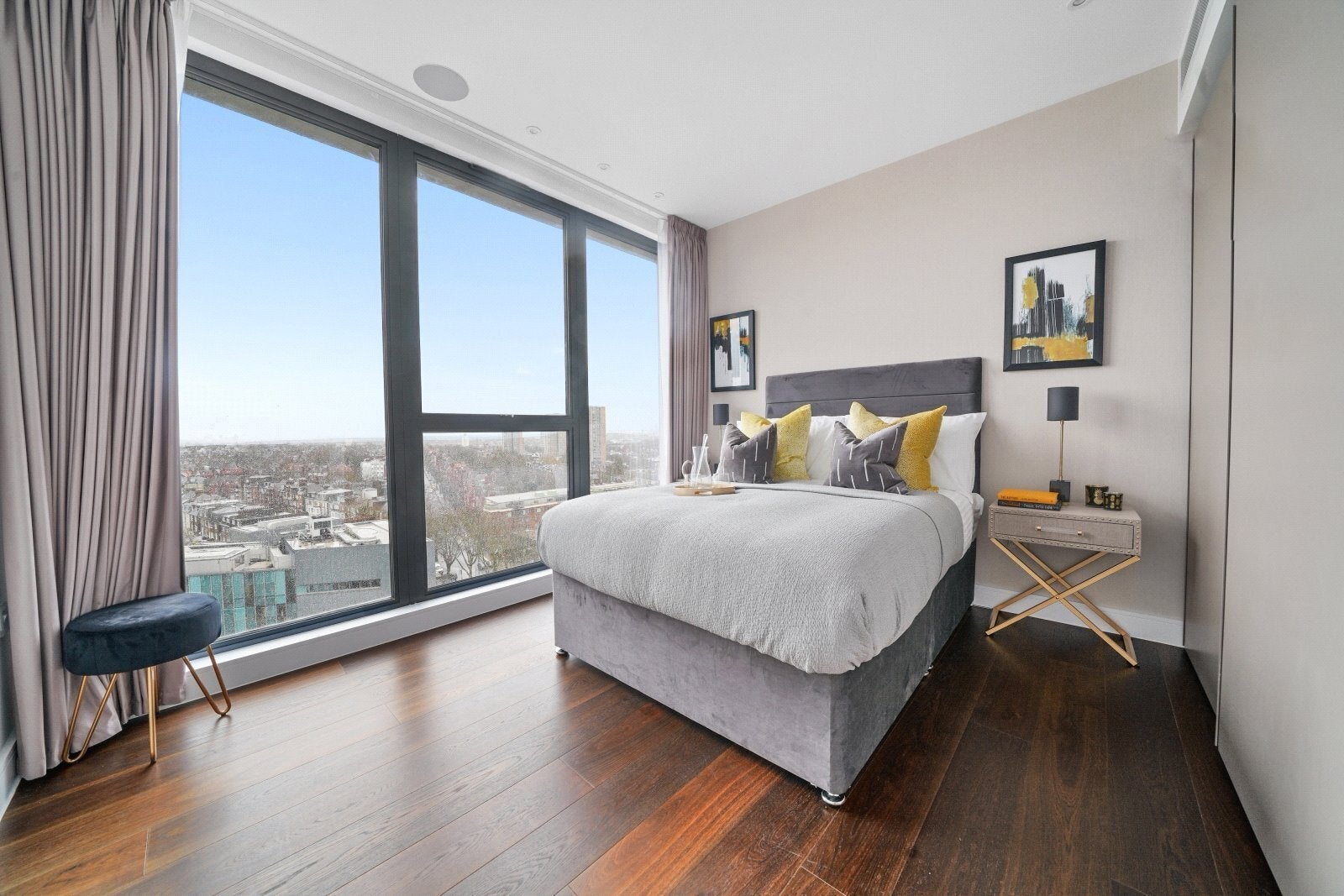 Flat Finchley Road in Greater London