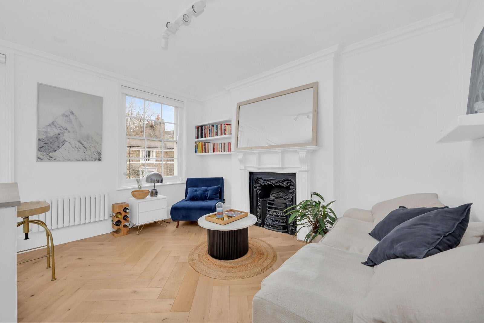 Flat Gloucester Crescent in Greater London