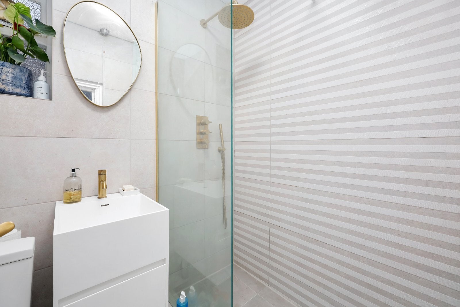 Flat Gloucester Crescent in Greater London