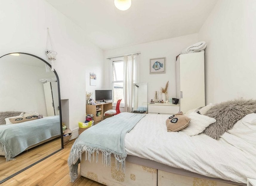 Flat Elmcourt Road in Greater London
