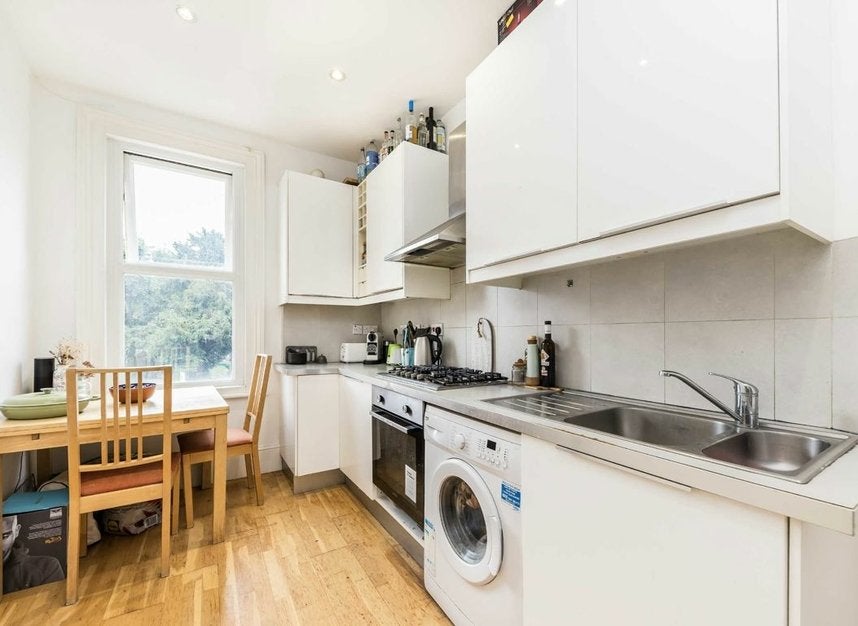 Flat Elmcourt Road in Greater London