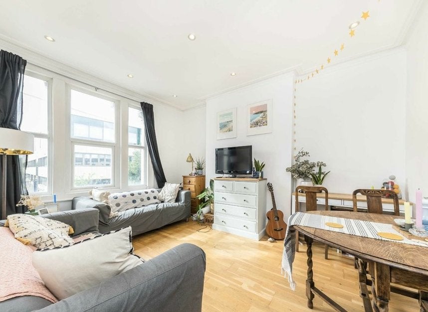 Flat Elmcourt Road in Greater London