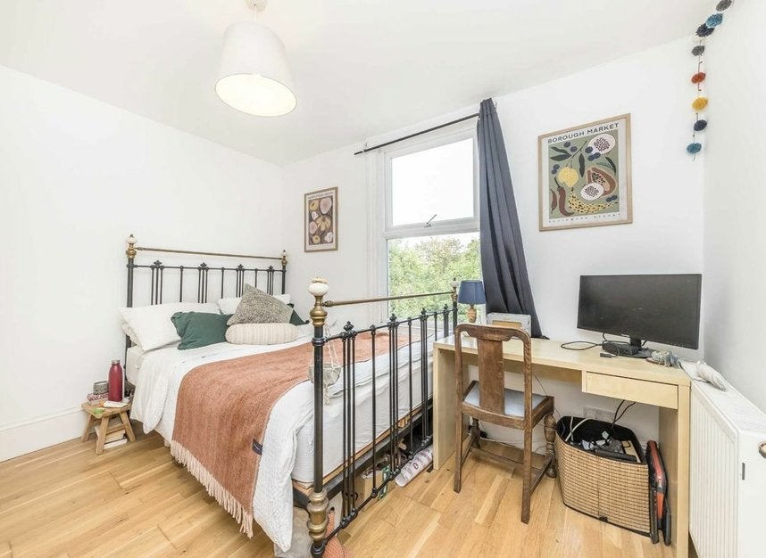 Flat Elmcourt Road in Greater London