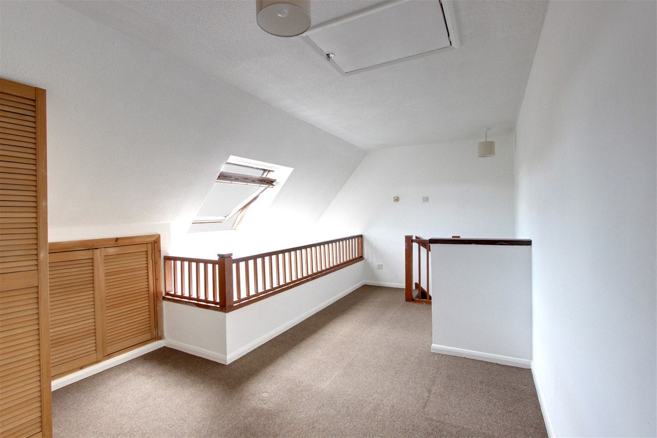 Flat Alexander Close in Greater London