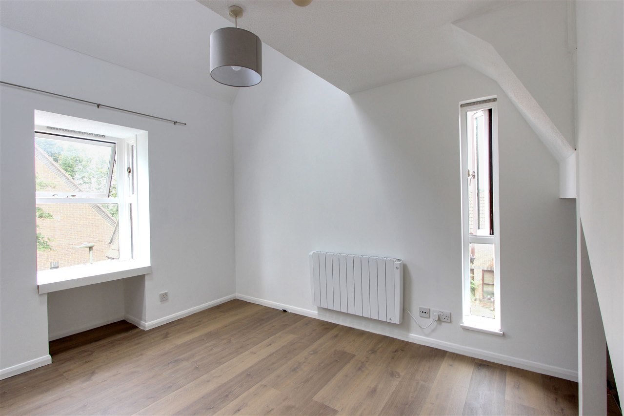 Flat Alexander Close in Greater London