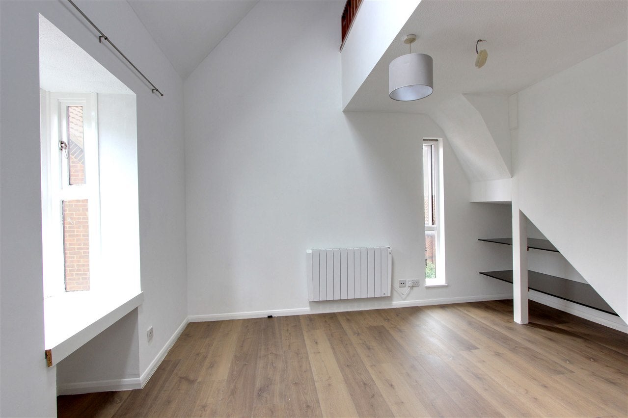 Flat Alexander Close in Greater London