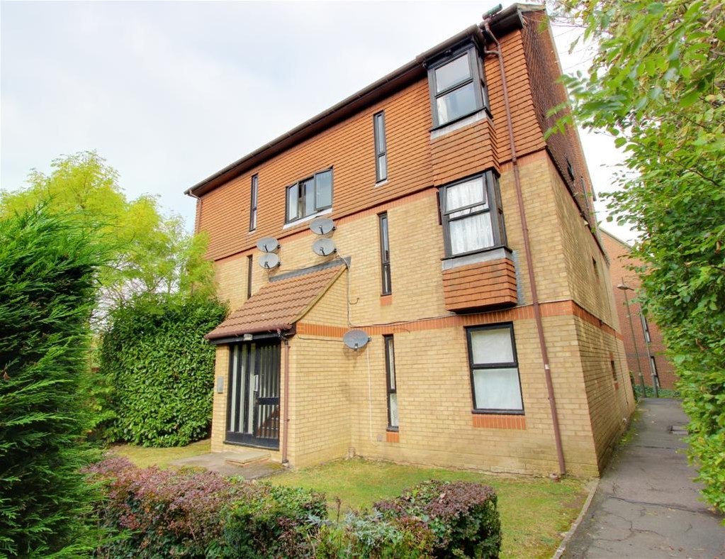 Flat Alexander Close in Greater London