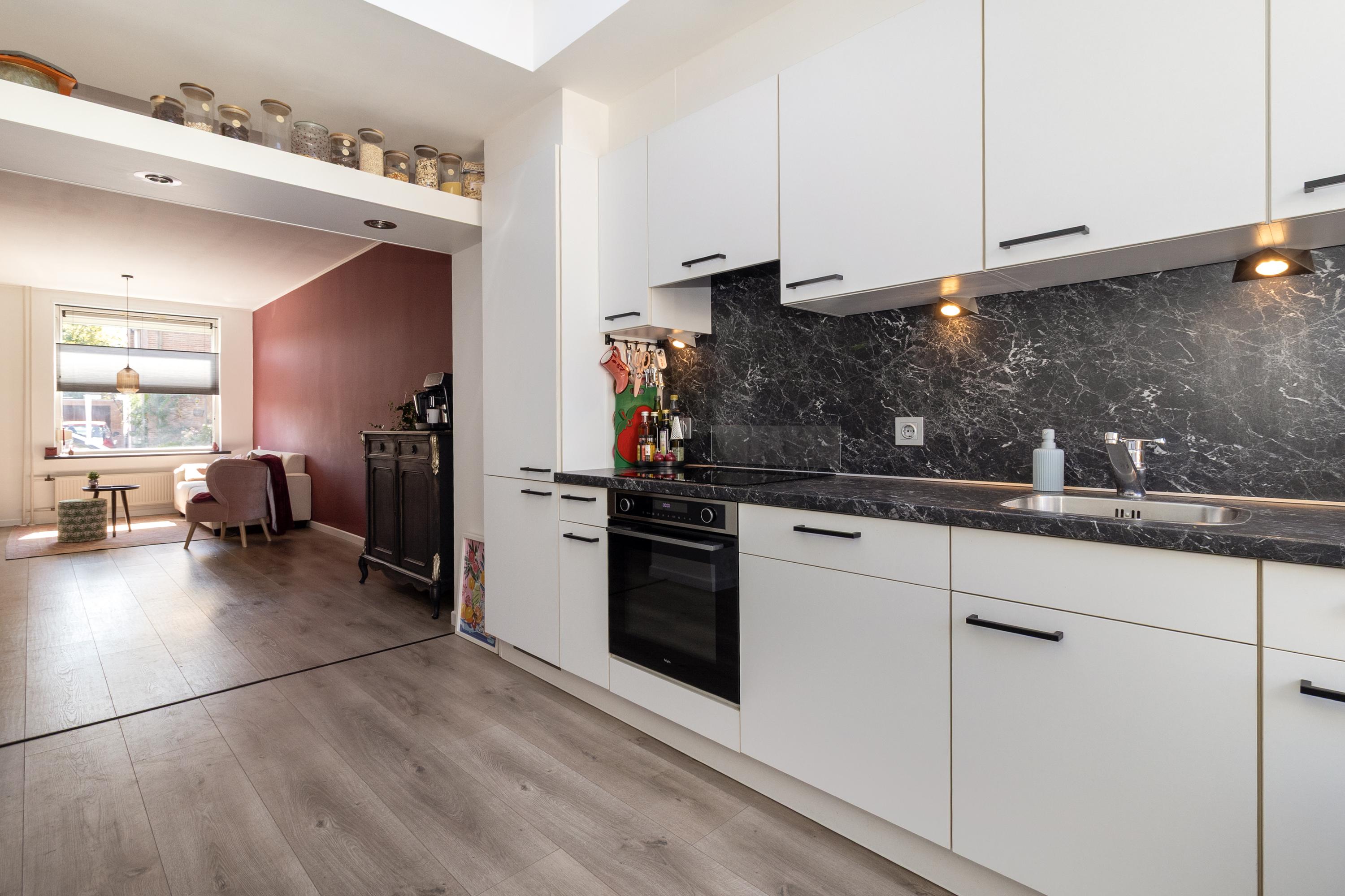 Tussenwoning te koop: Nachtegaalstraat 52, Geleen