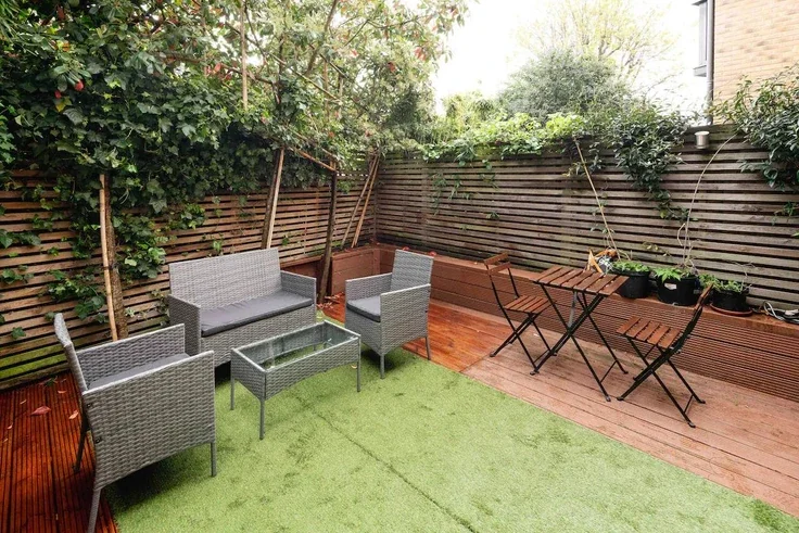Flat Commerell Street in Greater London