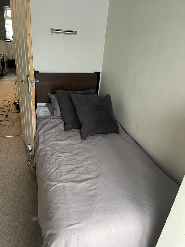 Room Wick Road in Bristol