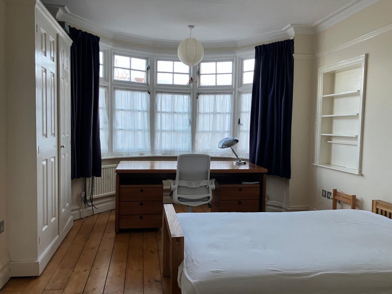 Room Finchley Way in Greater London