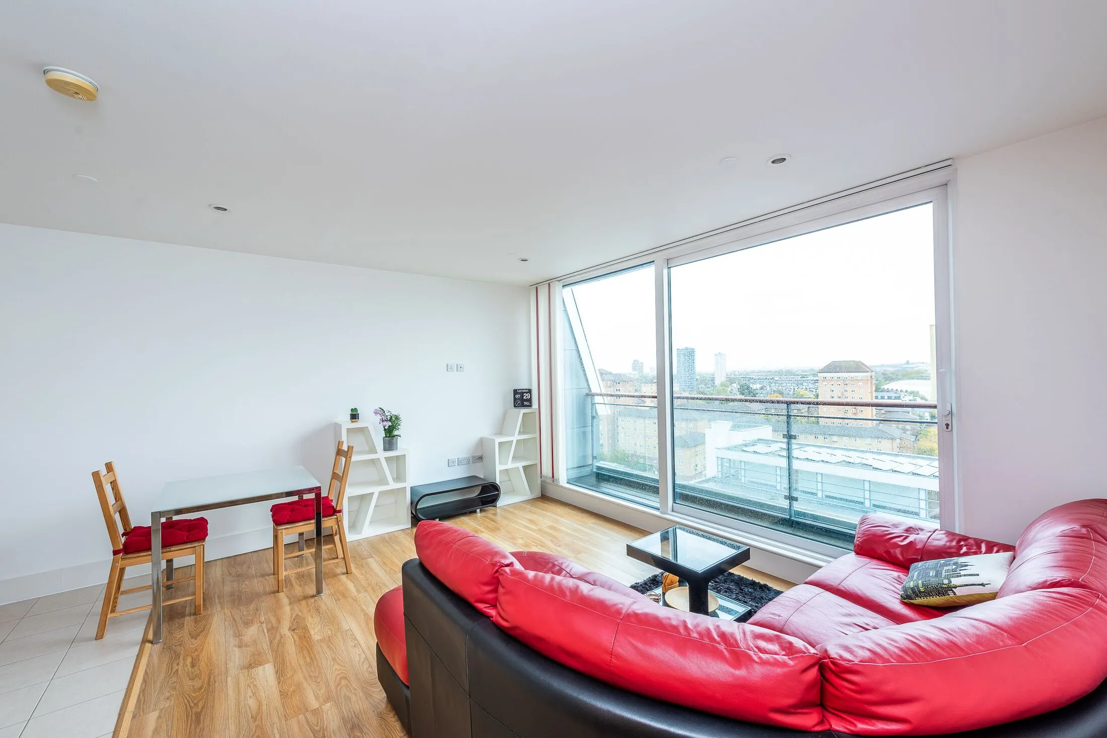 Flat Thorparch Road in Greater London