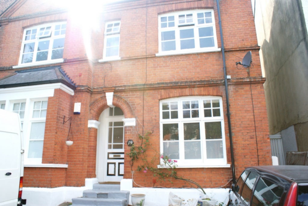 Flat Coniston Road in Greater London