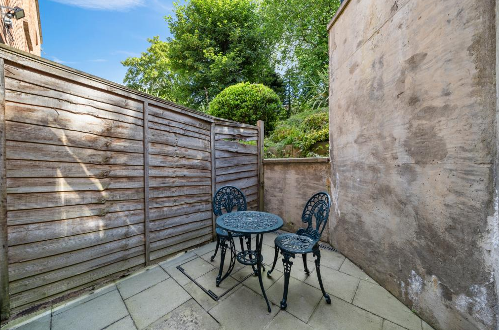 Flat Finchley Road in Greater London