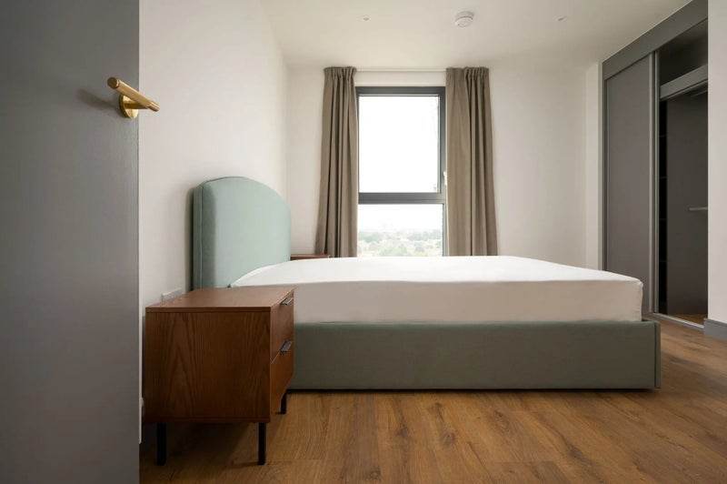 Room Watermead Way in Greater London