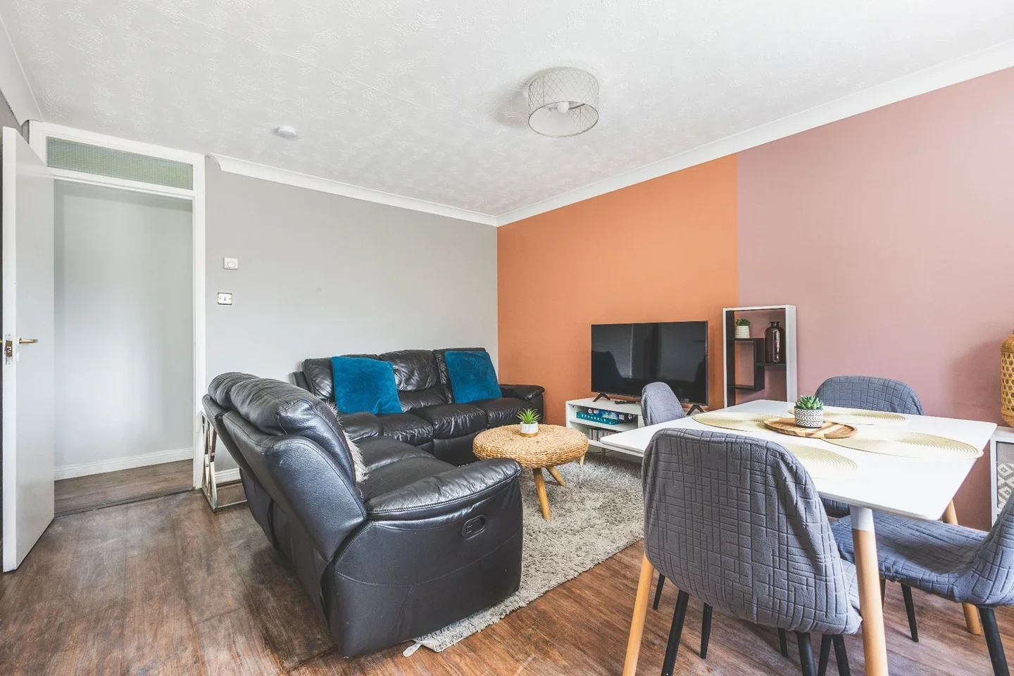 Flat Heathcote Way in Greater London