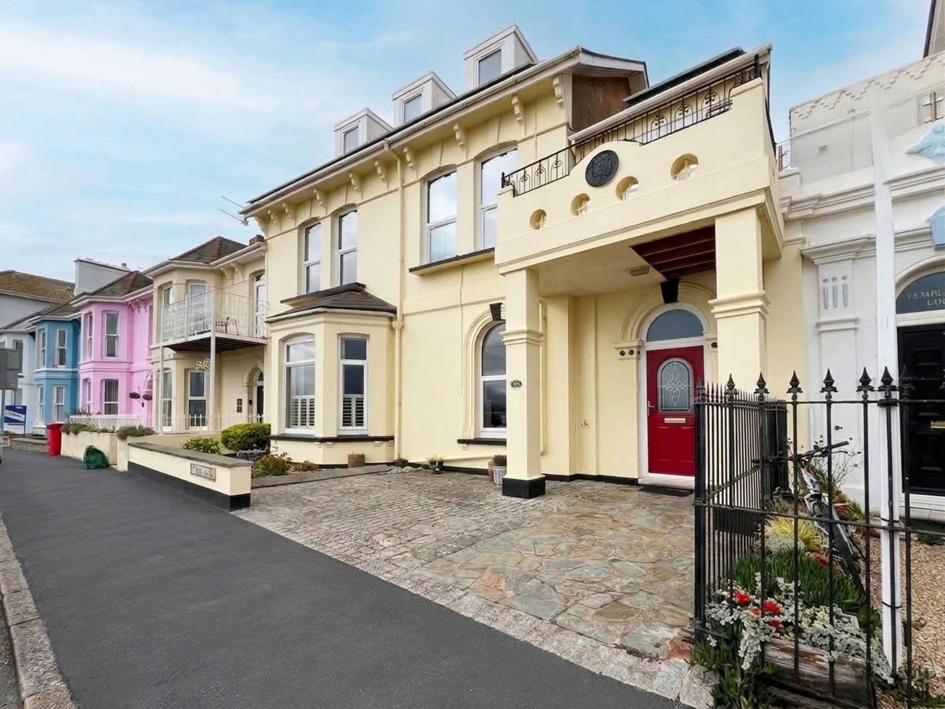 Flat West View in Penyffordd