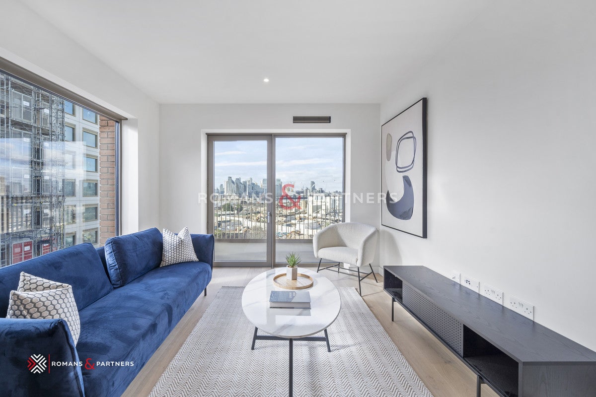 Flat Royal Crest Avenue in Greater London