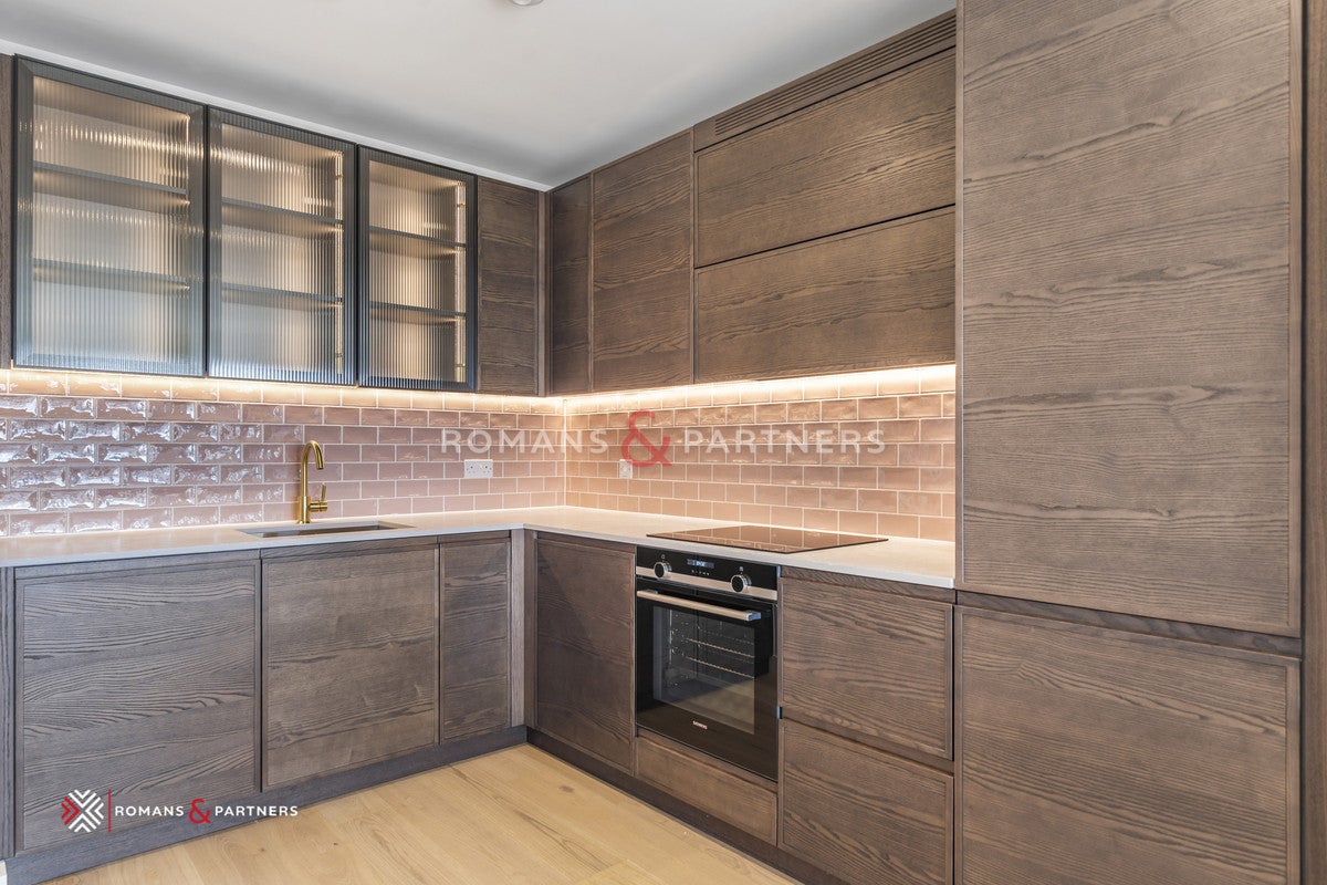 Flat Royal Crest Avenue in Greater London