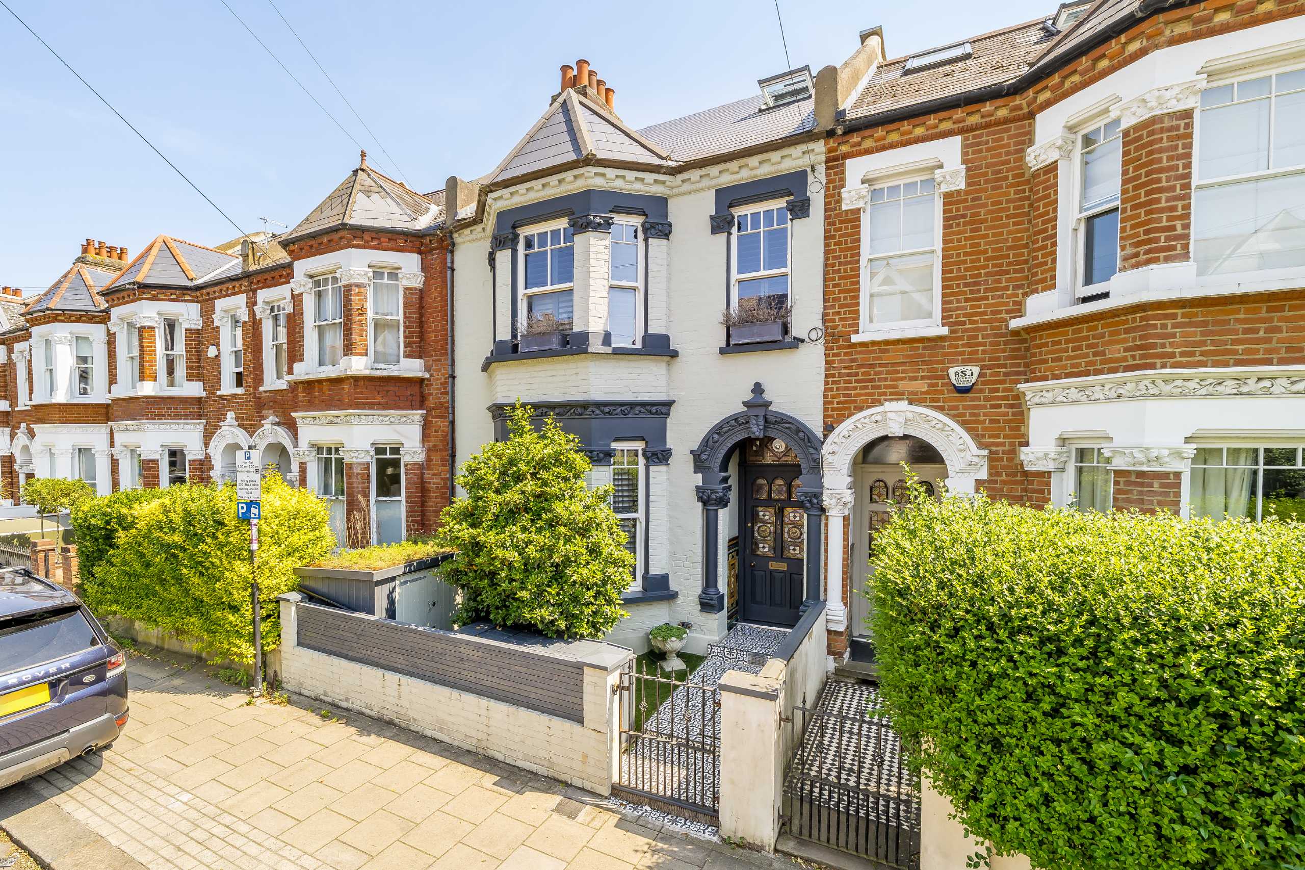 House Broomwood Road in Greater London