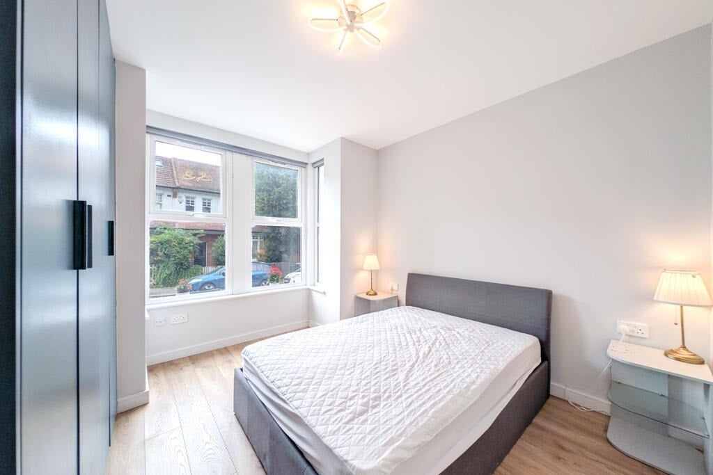 Flat Sylvester Road in Greater London
