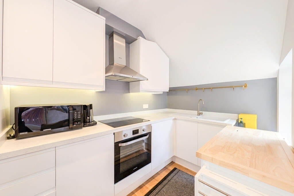 Flat Sylvester Road in Greater London