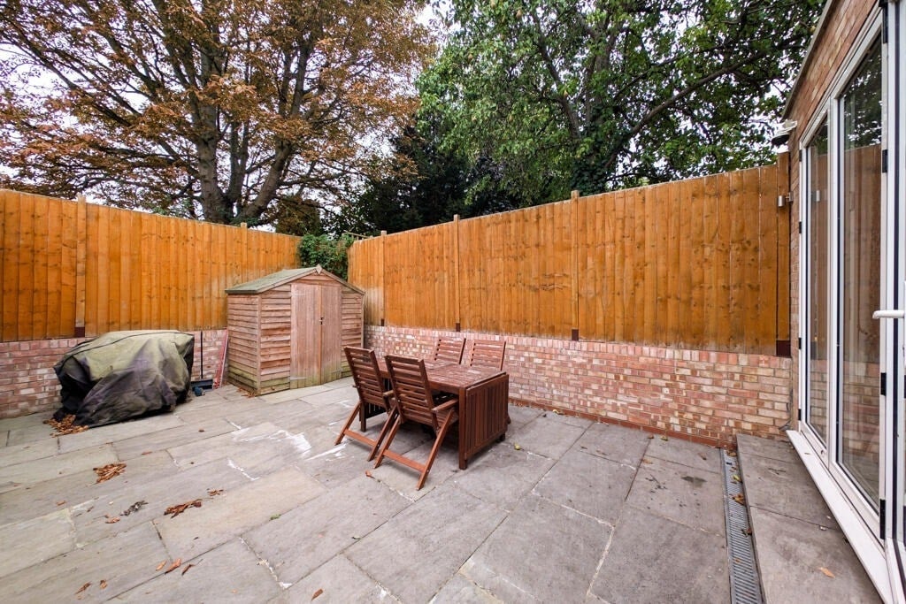 Flat Sylvester Road in Greater London