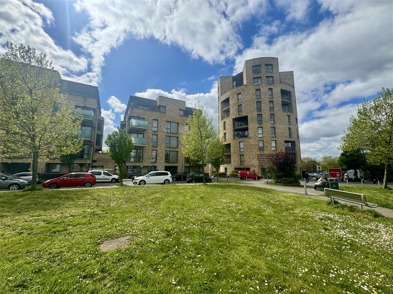 Flat Hilltop Avenue in Greater London