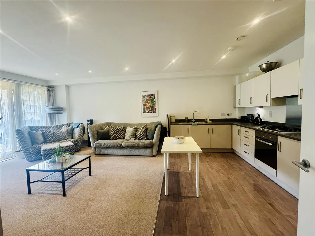 Flat Hilltop Avenue in Greater London